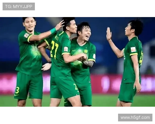 足球明星在球场上怒斥裁判引发热议球迷反应不一